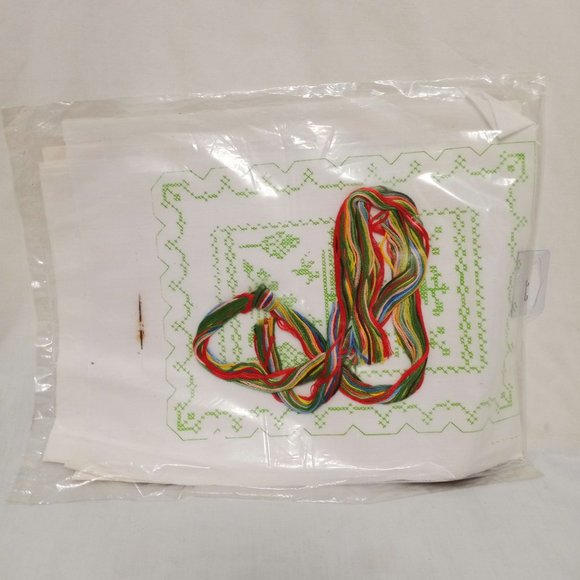 Create Your Own Cross Stitch Quilt & Dust Ruffle Kit Doll Bedroom Furnishings - Picture 7 of 7